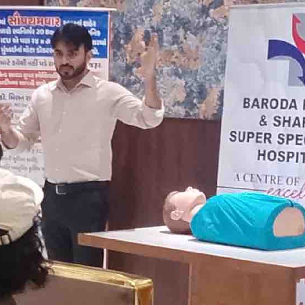 વર્લ્ડ ફર્સ્ટ એઈડ ડે નિમિત્તે CPR-ફર્સ્ટ એઈડ ટ્રેનિંગ સેમિનાર યોજાયો:જામનગરમાં રોટરી ક્લબ ઇમેજિકા અને બરોડા હાર્ટ હોસ્પિટલે રોટેરીયન સભ્યો-પરિવારજનોને તાલીમ આપી