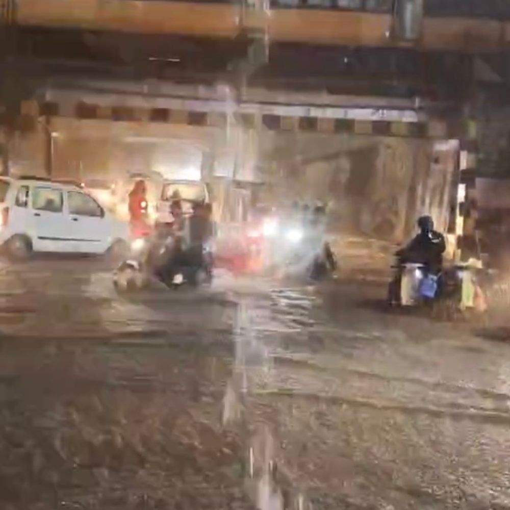 ભરૂચમાં ગાજવીજ સાથે ધોધમાર વરસાદથી અનેક વિસ્તારો પાણીમાં ગરકાવ:કસક ગરનાળામાં વાહનવ્યવહાર પર અસર, લોકોને અવરજવરમાં મુશ્કેલી પડી;પાણી નિકાલની વ્યવસ્થા પર ઉઠ્યા પ્રશ્નો