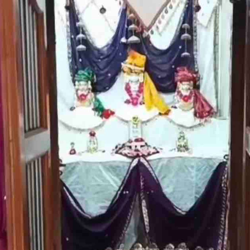 લાલપુરમાં પર્યુષણ મહાપર્વના પાંચમા દિવસે ધાર્મિક કાર્યક્રમો યોજાયા:ભગવાનને વિશેષ આંગી અને શણગાર કરાયા, પૂજા-આરતીનો લાભ લીધો