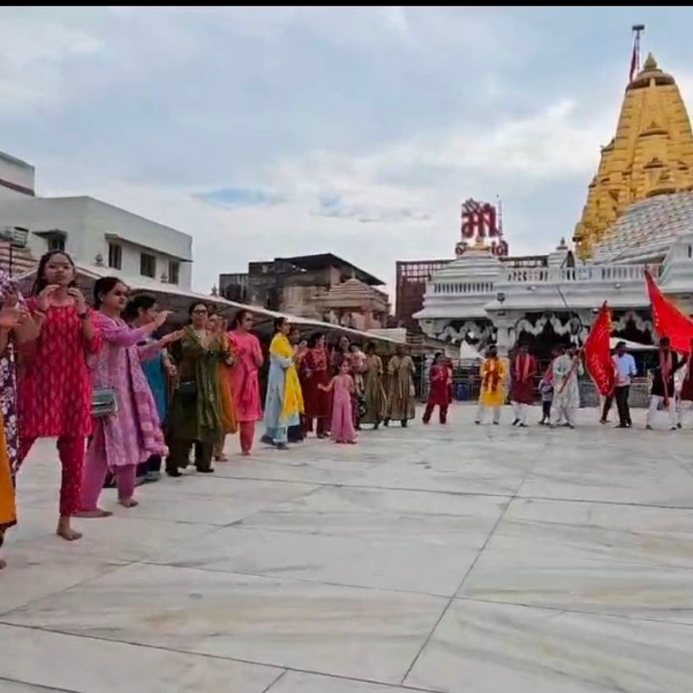 નડીયાદના અલીન્દ્રાનો સંઘ ભાદરવા સુદ એકમે અંબાજી પહોંચ્યો:200થી વધુ સભ્યોએ મંદિરમાં ગરબા રમ્યા; છેલ્લા 3 વર્ષથી 2 ધજા ચઢાવવાની પરંપરા