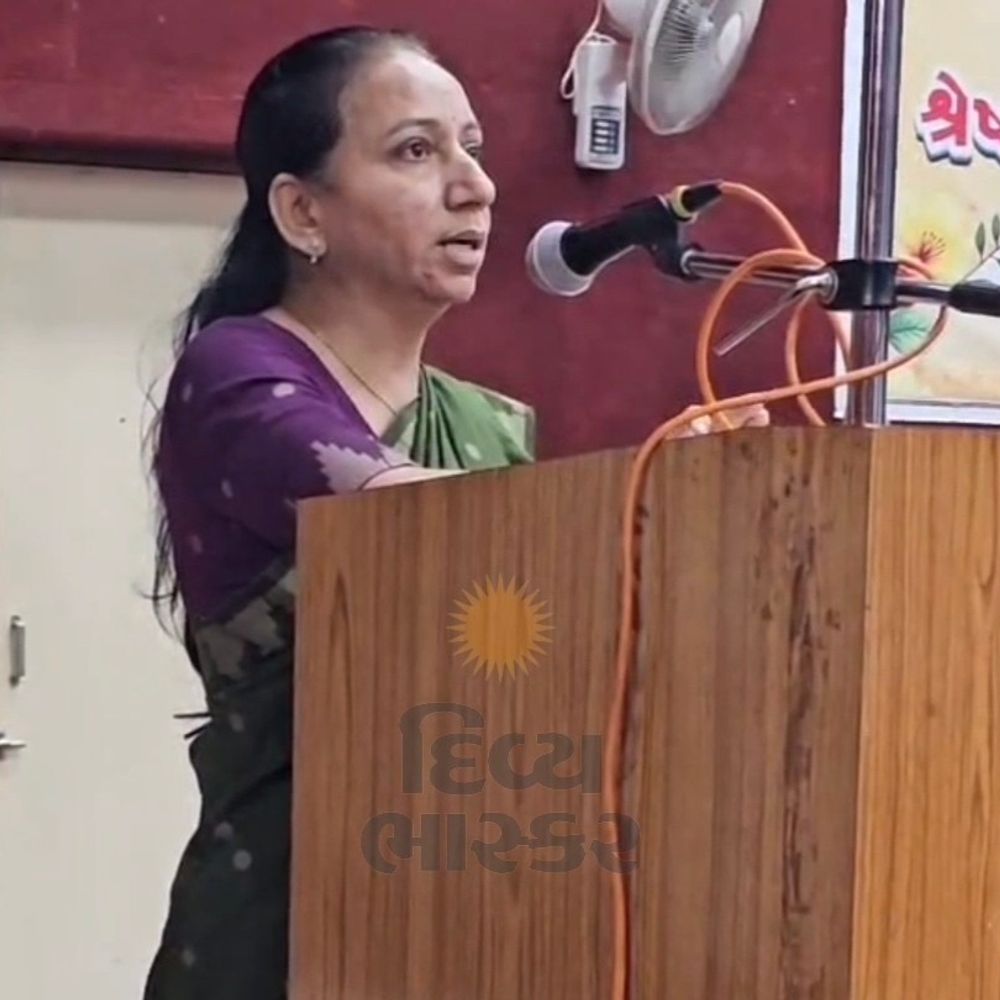 પંચમહાલ DPEO ગાયત્રીબેન પટેલનું નામ ઉચાપત કેસમાં સામે આવ્યું:સાધનો ખરીદ્યા વિના બનાવટી બિલો બનાવી કરોડોની રકમ ટ્રાન્સફર કરાઈ હતી; DPEO ફરાર ; ચેમ્બરને તાળું લાગ્યું