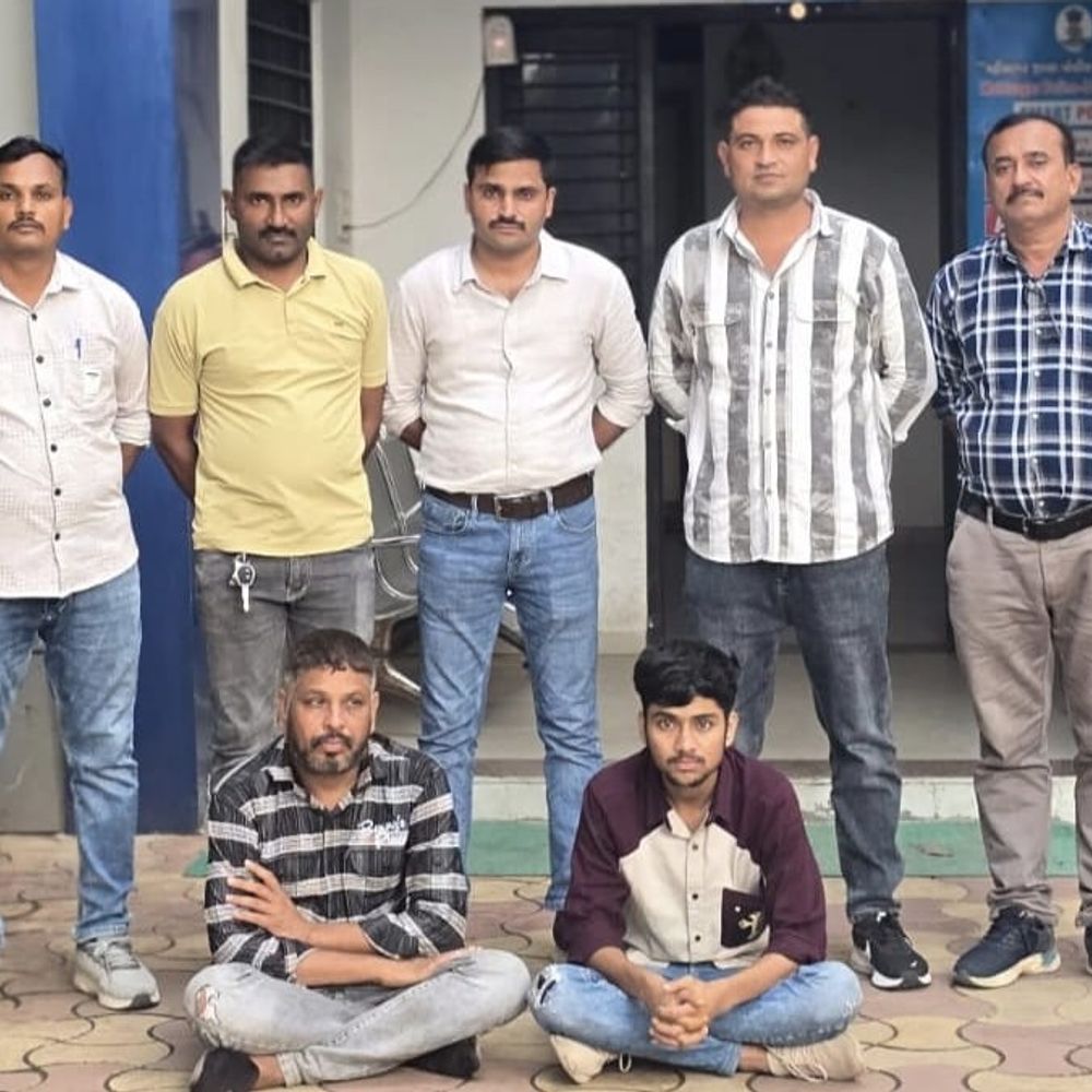 મહીસાગર LCBએ છેતરપિંડી અને ચોરીના 3 આરોપી ઝડપ્યા:લુણાવાડા બસ સ્ટેશન પાસેથી બે છેતરપિંડી અને એક ચોરીનો ફરાર આરોપી પકડાયો