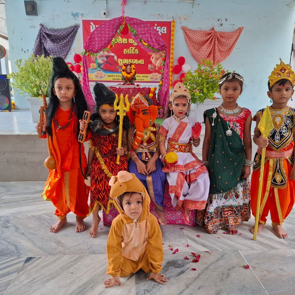 પ્રેરણા મંદિર શિક્ષણ સંકુલમાં ગણેશ ચતુર્થીની ઉજવણી:પાટણના ગાયત્રી મંદિર એરિયામાં ઢોલના તાલે ગણપતિની મૂર્તિ લવાઈ, વિદ્યાર્થીઓએ લીધો ભાગ