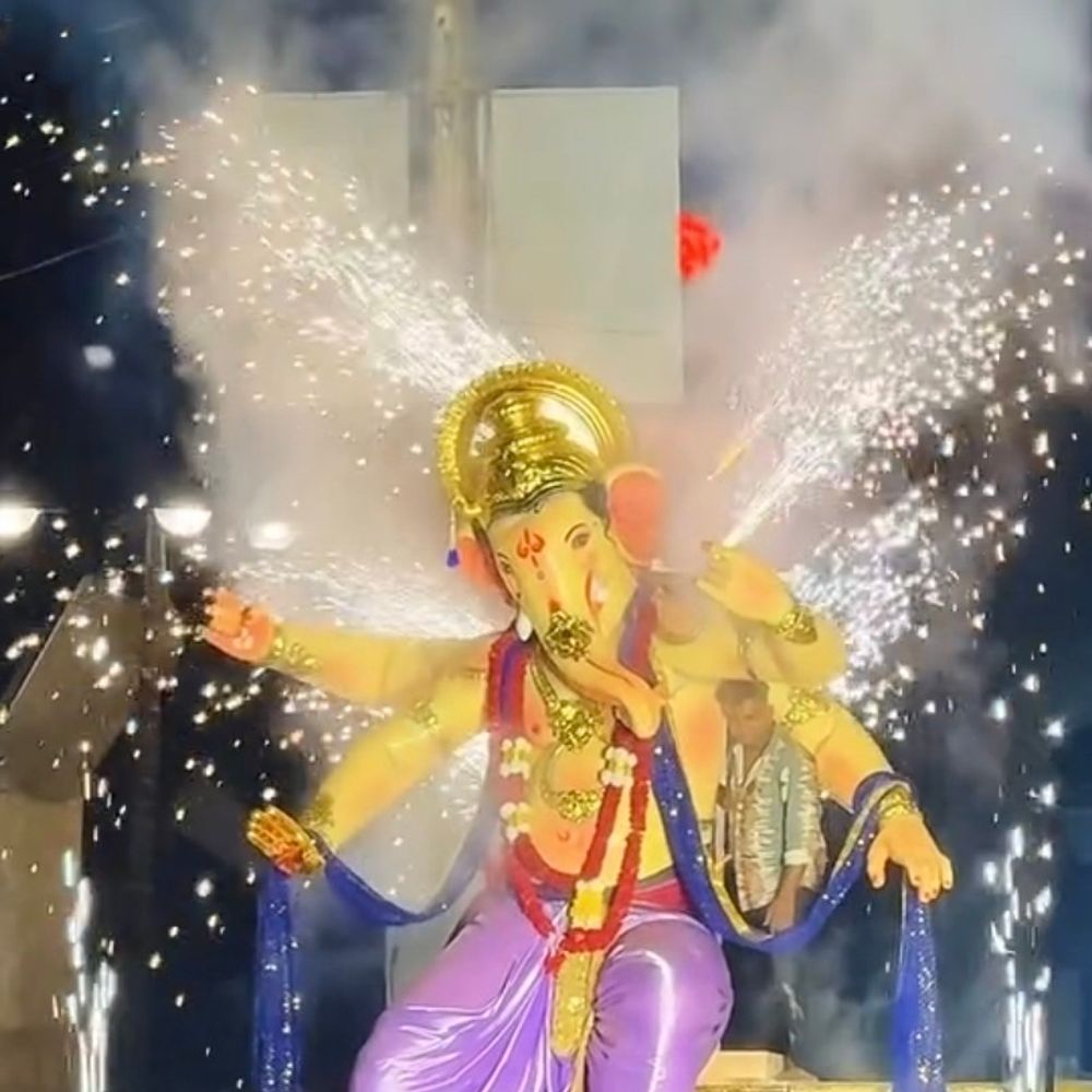 ગોધરામાં સર્વોદય યુવક મંડળ સહિત વિવિધ મંડળોની ગણપતિ આગમનયાત્રા:શહેરના વિસ્તારોમાં ઢોલ-નગારાના તાલે મોટી સંખ્યામાં ભક્તો જોડાયા