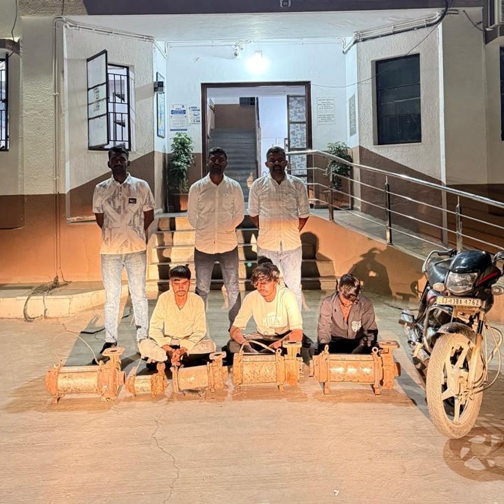ધ્રાંગધ્રામાં પાણીની 5 મોટર ચોરી કરનારા 3 ઝડપાયા:₹75,000ની મોટર અને 50,000ની બાઈક સહિત 1.25 લાખનો મુદ્દામાલ જપ્ત