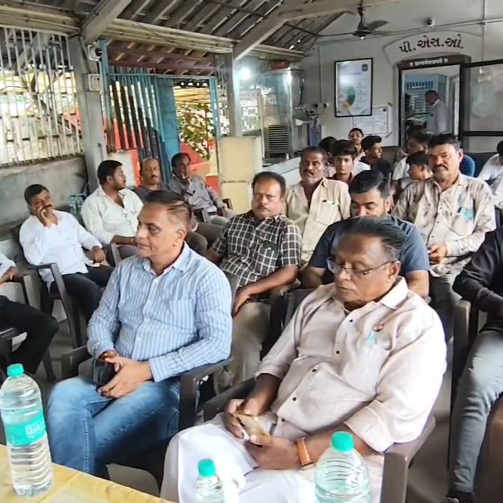 ગણેશ ઉત્સવ અંગે એ ડિવિઝનમાં ડીવાયએસપીની બેઠક:જૂનાગઢમાં ગણેશ ઉત્સવ પૂર્વે પોલીસ અને શાંતિ સમિતિની બેઠક યોજાઈ; સીસીટીવી, ડીજે નિયમો તથા કાયદો-વ્યવસ્થા જાળવવા કડક સૂચના