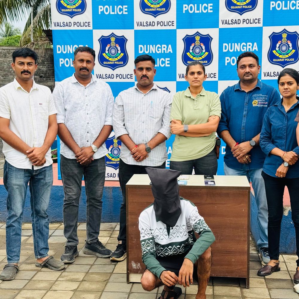 વાપીમાં મોબાઈલ સ્નેચિંગ કરતી ગેંગ ઝડપાઈ:ડુંગરા પોલીસે 19 વર્ષના આરોપીને 6 મોબાઈલ સાથે પકડ્યો, એક ફરાર