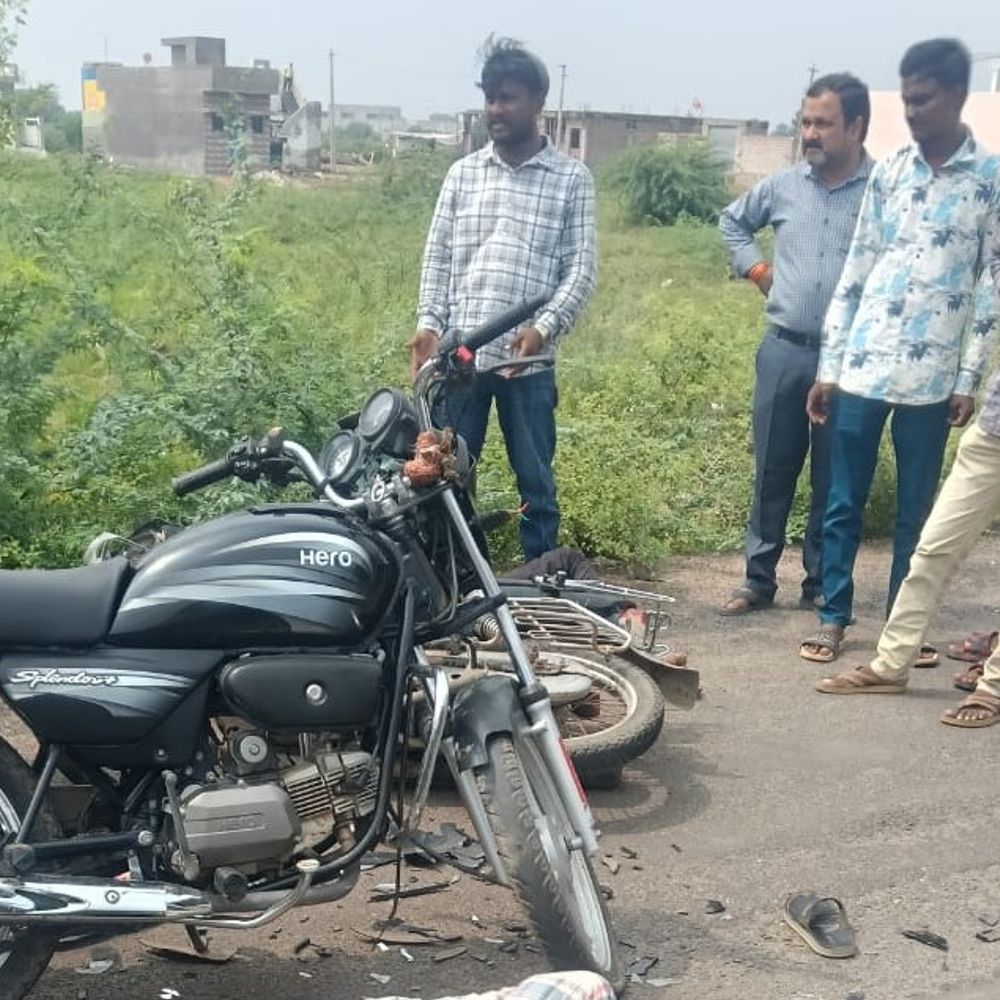સુરેન્દ્રનગરના ખેરાળી રોડ પર બે બાઇક વચ્ચે અકસ્માત:18 વર્ષના યુવાનનું સારવાર દરમિયાન મોત થયું, એકને ગંભીર ઈજા; પોલીસે તપાસ શરૂ કરી