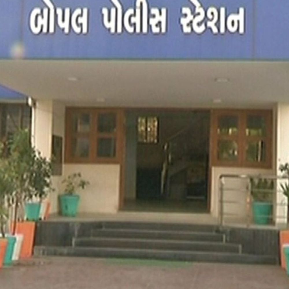 બોપલમાં પુત્રએ પિતાને જીવતે જીવ મારી નાખ્યા:શેલાની જમીન હડપવા જીવિત હોવા છતાં મરણનો દાખલો બનાવ્યો, અન્ય વૃદ્ધને ખોટા કેસમાં ફસાવ્યાં