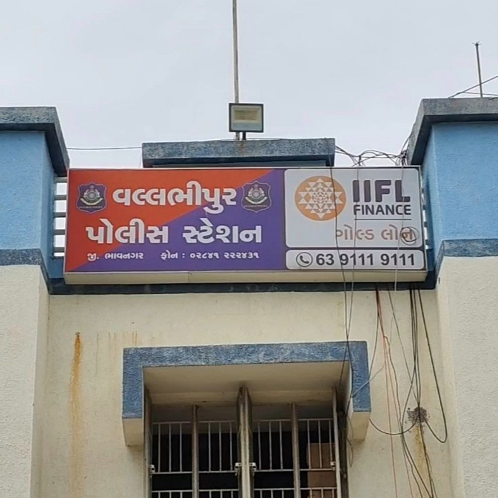 વલ્લભીપુરમાં કુળદેવીના દર્શને આવેલા વૃદ્ધ અને પુત્ર પર હુમલો:₹6,500ની ઉઘરાણીના વિવાદમાં ટ્રસ્ટીએ પાઇપ અને ટીપોઈથી માર માર્યો