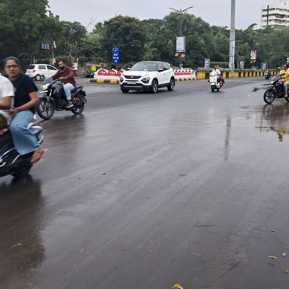 રાજકોટમાં લાંબા વિરામ બાદ મેઘમહેર:મોડીરાતથી ધીમીધારે વરસાદ વરસતા વાતાવરણમાં ઠંડક ફરી વળી, ગ્રામ્ય વિસ્તારોમાં વરસાદી ઝાપટાઓ વરસતા ખેડૂતોમાં આશા જાગી