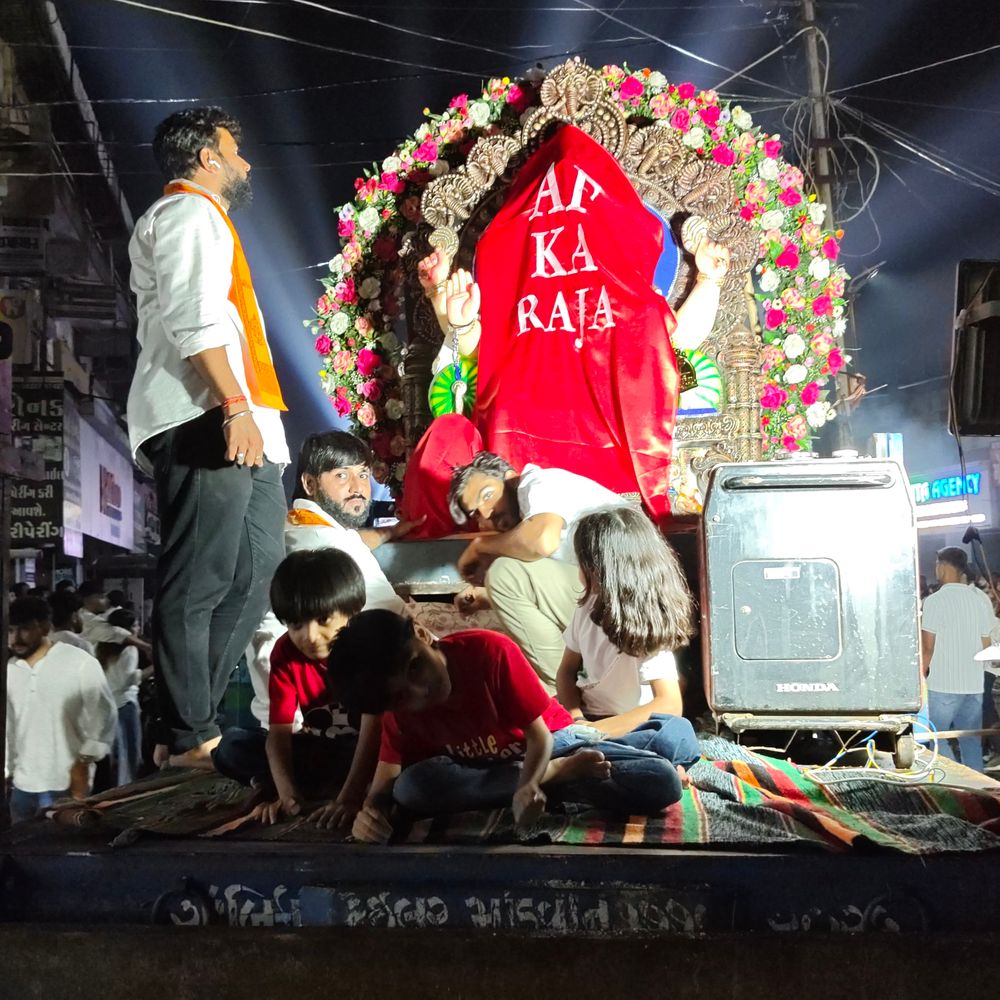 વલસાડના AF ગરબા ક્લાસમાં ગણપતિ બાપ્પાનું આગમન:ઢોલ-નગારાના તાલ સાથે ભક્તિમય માહોલ છવાયો, યુવાનોમાં ખાસ ઉત્સાહ