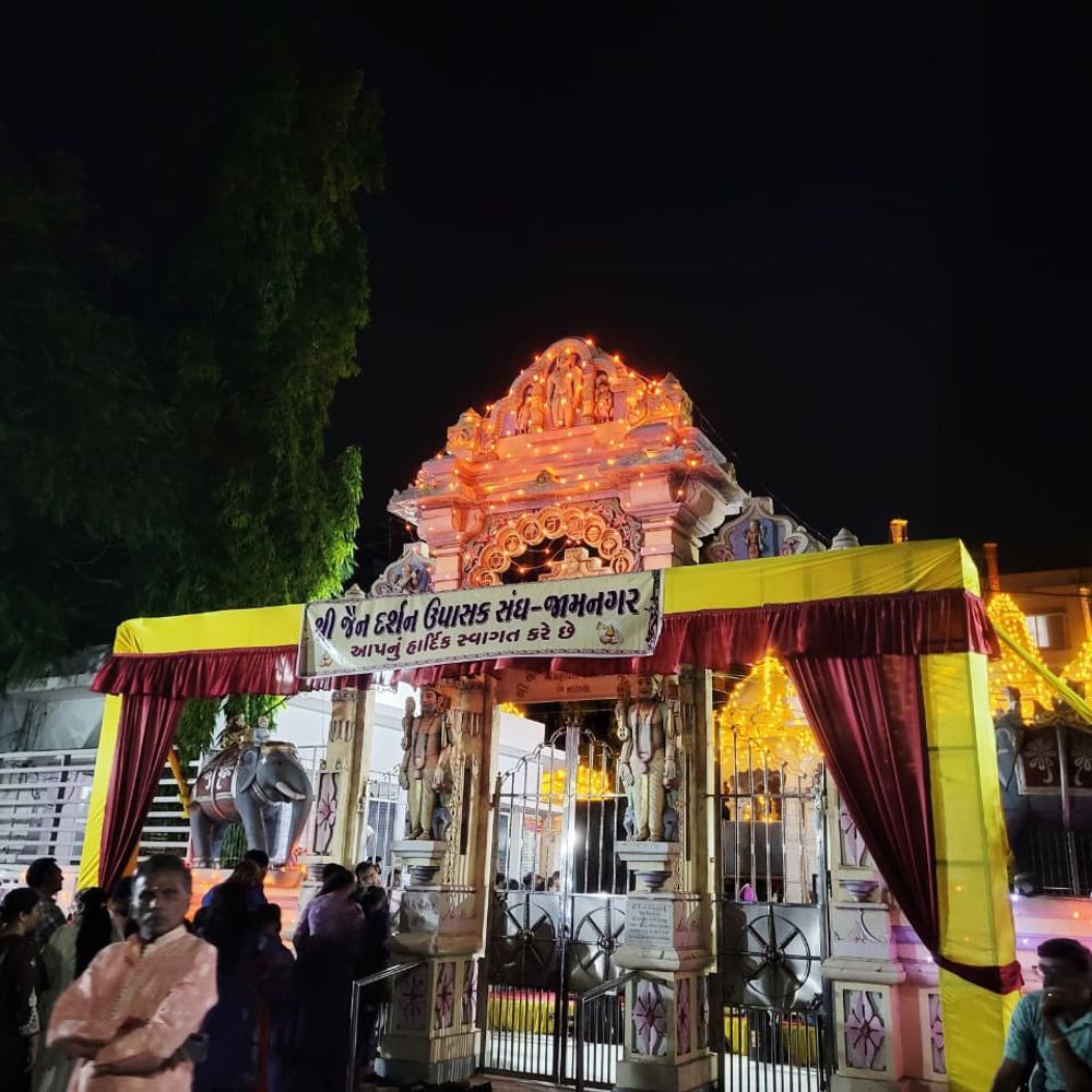 જામનગરમાં મહાવીર ભગવાનના જન્મ કલ્યાણ નિમિત્તે દર્શનનો લાભ:પર્યુષણ પર્વના પાંચમા દિવસે મોટી સંખ્યામાં શ્રાવક-શ્રાવિકાઓ ઉમટ્યા