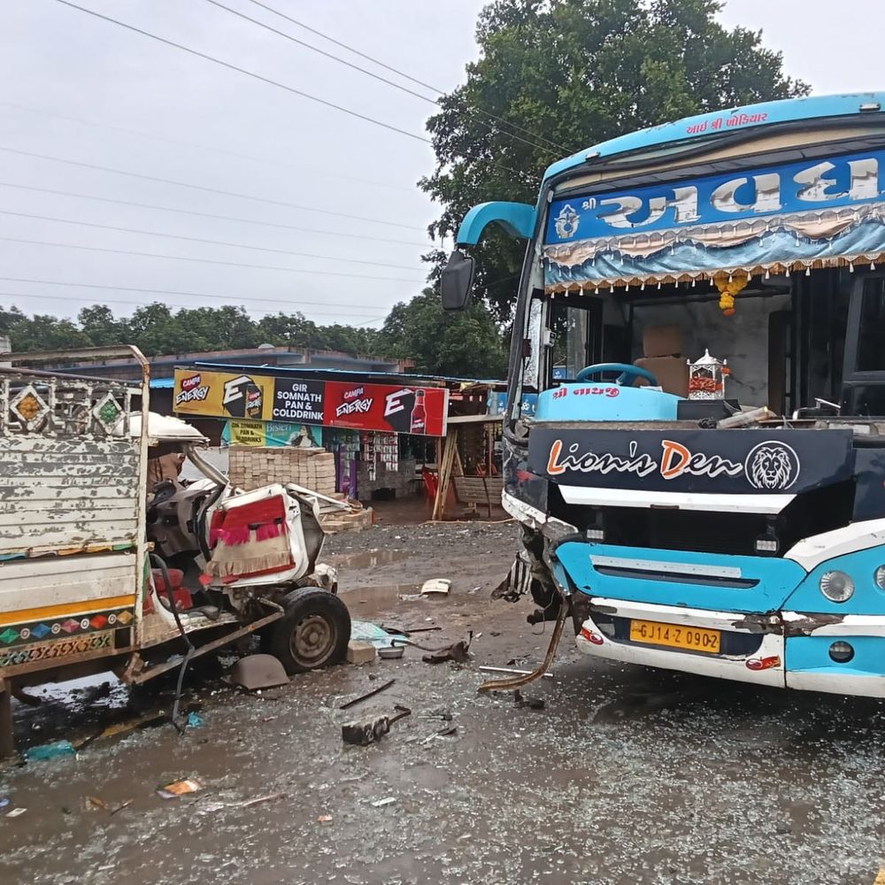 તાલાલામાં લકઝરી બસ અને બોલેરો વચ્ચે અકસ્માત:સુરતથી આંકોલવાડી જતી બસે સાસણ રોડ પર બોલેરોને ટક્કર મારી, ચાલકને ઈજા થતા વેરાવળ ખસેડાયો