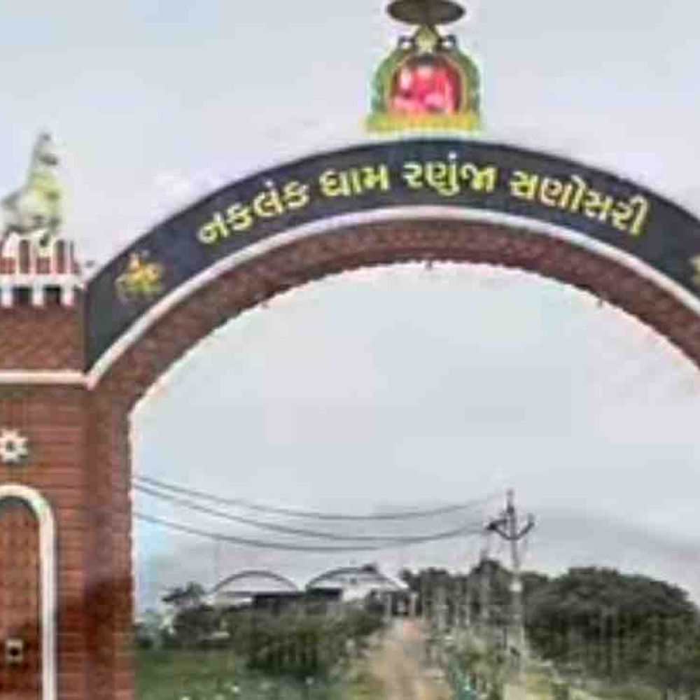 બીજના પાવન અવસરે રામદેવપીરના દર્શન માટે ઉમટ્યા શ્રદ્ધાળુઓ:લાલપુરના સણોસરી શ્રી નકલંક ધામે વહેલી સવારથી ભક્તિમય માહોલ છવાયો