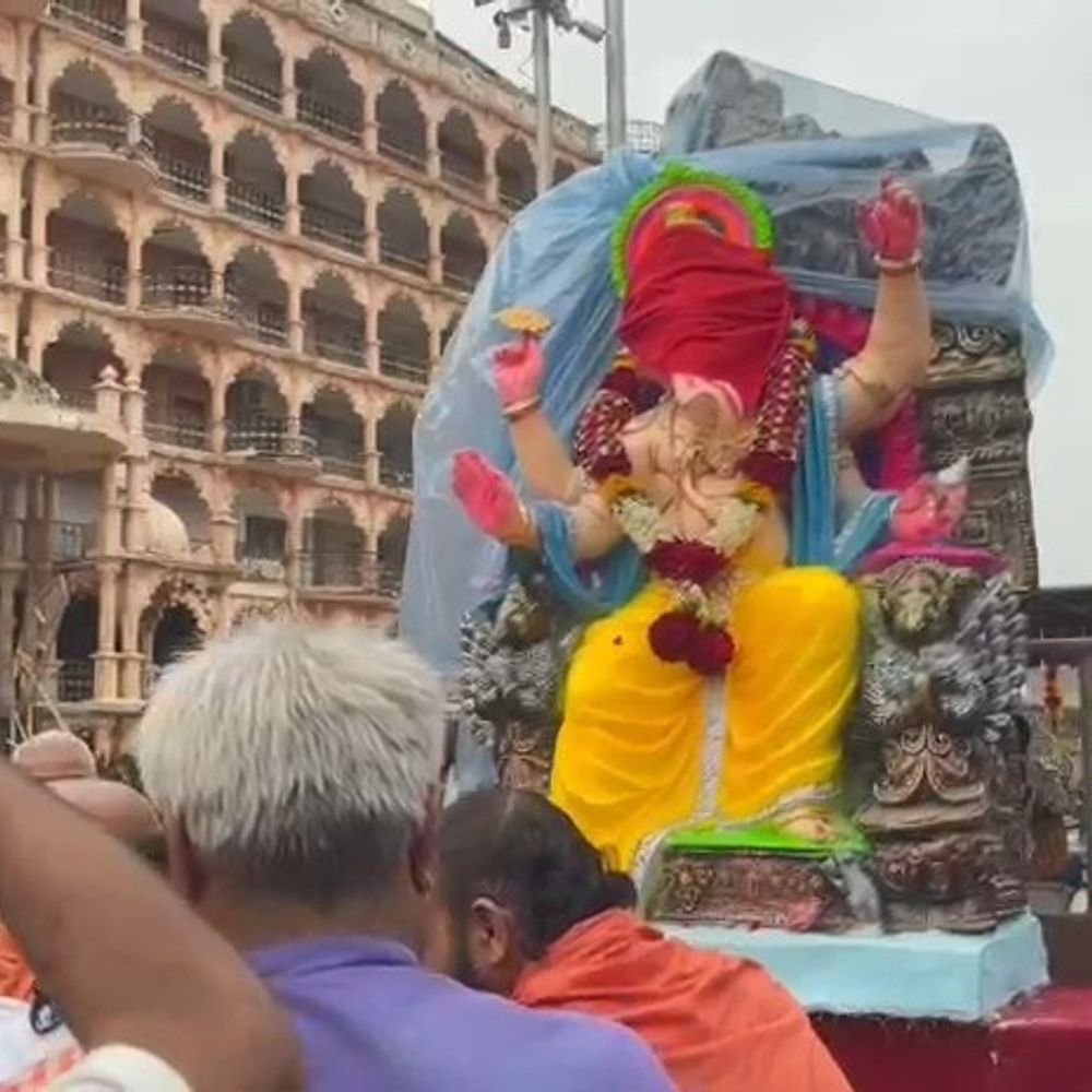 ગઢડા પોલીસ આયોજીત ગણપતિ મહોત્સવ.:ગોપીનાથજી મંદિરે આરતી ઉતારી, વરસાદ વચ્ચે પોલીસ પરિવારે ગરબા રમ્યા; શોભાયાત્રામાં શહેરીજનો જોડાયા