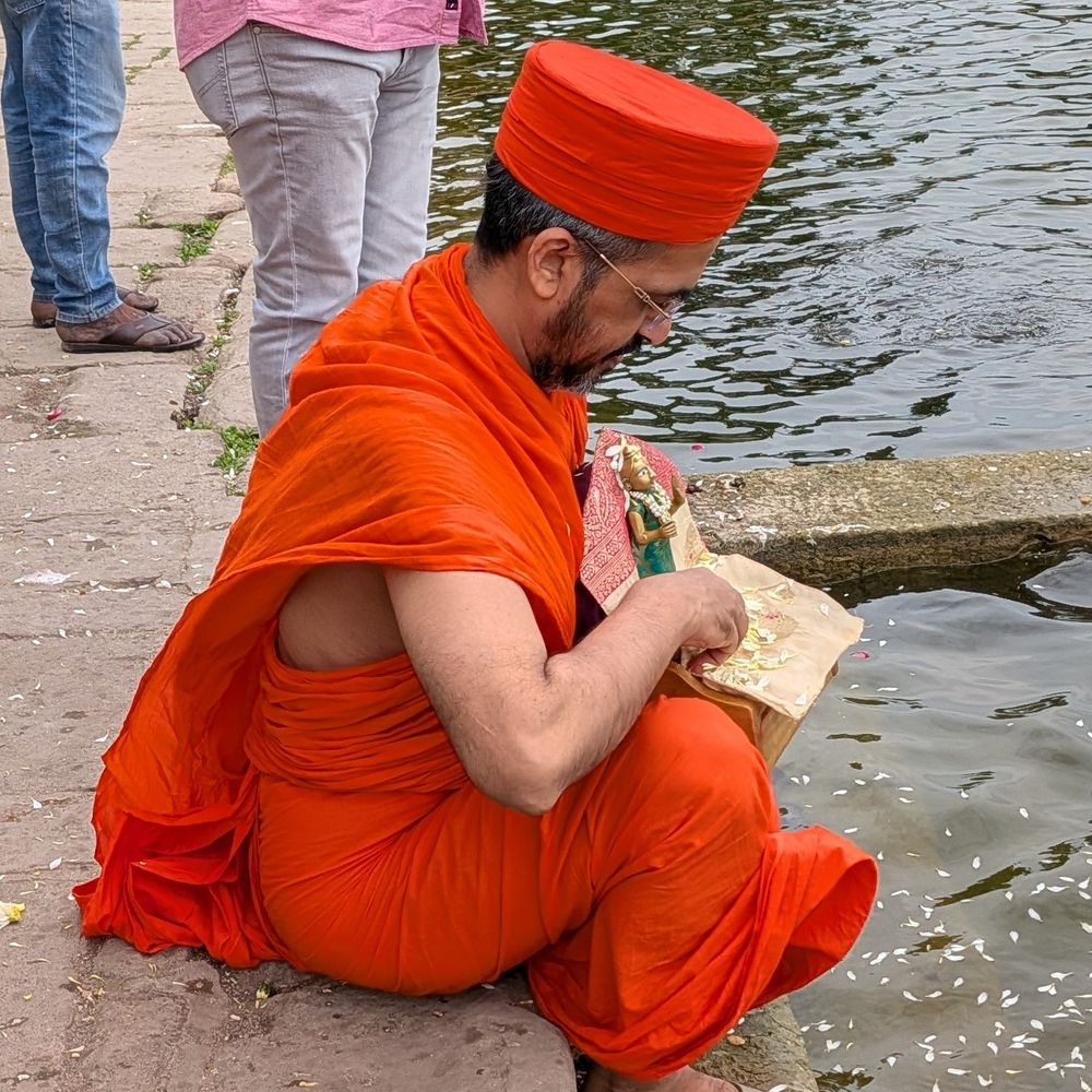 ભાસ્કર ખાસ‎:કુમકુમ મંદિરના સંતો દ્વારા સ્વામિનારાયણ ભગવાનનો પુષ્પાભિષેક