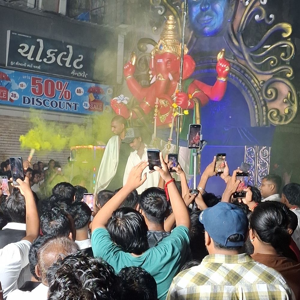 વલસાડમાં વરસાદી છાંટા વચ્ચે 14 મંડળો દ્વારા શ્રીજીનું ધામધૂમથી આગમન:આઝાદ ચોકમાં મહેરામણ ઉમટ્યું; ડીજે અને નાસિક ઢોલના તાલે ઝૂમ્યા ગણેશભક્તો