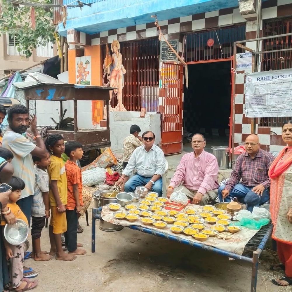 રાહી ફાઉન્ડેશને 800થી વધુ શ્રમજીવી પરિવારોને ખીચડી-છાશનું વિતરણ કર્યું:જોગણી માતા મંદિર પાસે, રામદેવનગરમાં બાળકો અને બહેનોએ લાભ લીધો