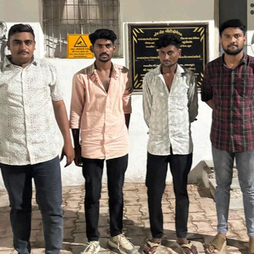 પાટણ SOGએ લોન પર મળેલા મોબાઈલના કૌભાંડનો પર્દાફાશ કર્યો:બોગસ બિલ બનાવી લોક ખોલી વેચતા 4 આરોપી રાધનપુરથી પકડાયા, 9 મોબાઈલ જપ્ત
