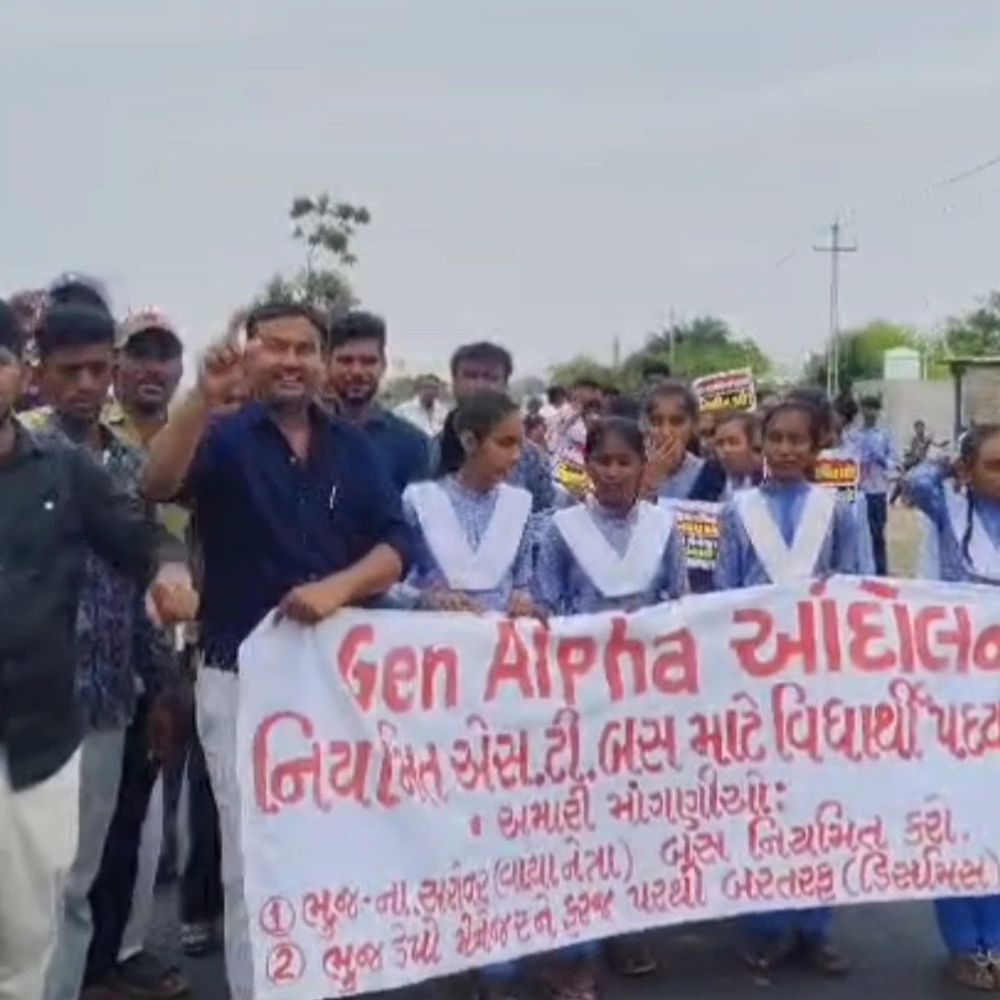 નેત્રાથી નખત્રાણા સુધી વિદ્યાર્થીઓની પદયાત્રા, બસ સેવાના પ્રશ્ને તંત્ર ઝૂક્યું:નિયમિત સેવા અને જવાબદાર અધિકારીઓ સામે કાર્યવાહીનું લેખિત આશ્વાસન