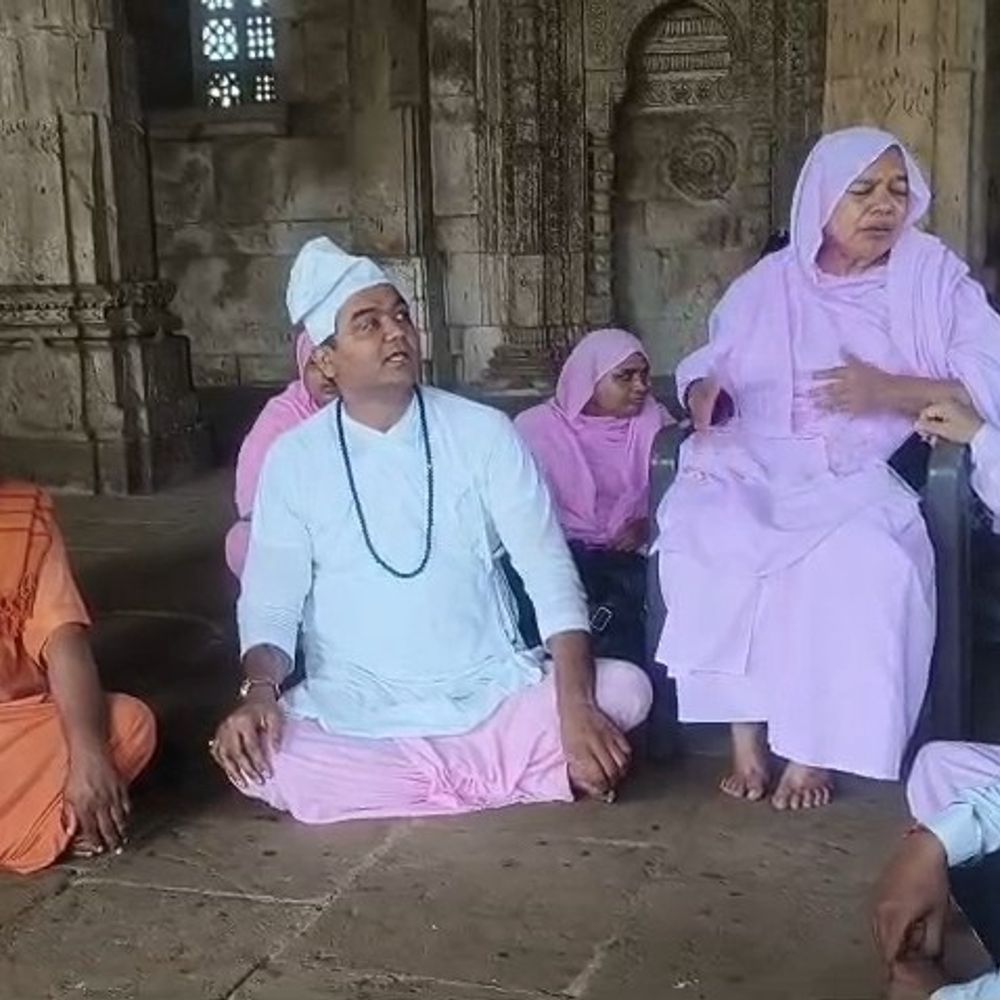 ભરૂચ જામા મસ્જિદમાં ચક્રધર સ્વામીના અવતાર દિને હજારો શ્રદ્ધાળુઓ ઉમટ્યા:મહાનુભાવ પંથના શ્રદ્ધાળુઓ દર્શન માટે પહોંચ્યા, ચુસ્ત બંદોબસ્ત સાથે કાર્યક્રમનું આયોજન