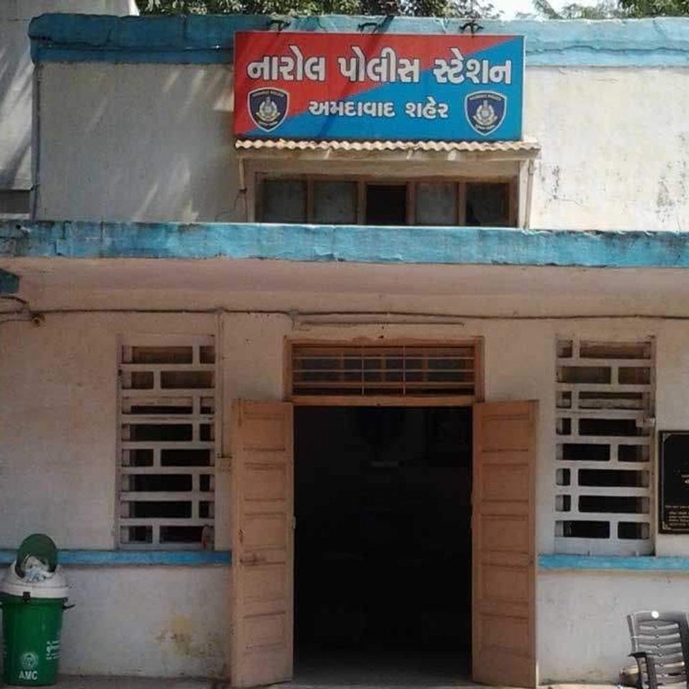 બે નકલી ક્રાઈમ બ્રાન્ચ અધિકારીએ ધમકાવી 62 હજાર પડાવ્યા:લાંભા બળિયાદેવ મંદિર બહાર યુવકને સાઈડમાં લઈ ગયા, 'તમે દેહવેપાર કરતી સ્ત્રી પાસે ગયા છો'બદનામ કરવાની ધમકી આપી
