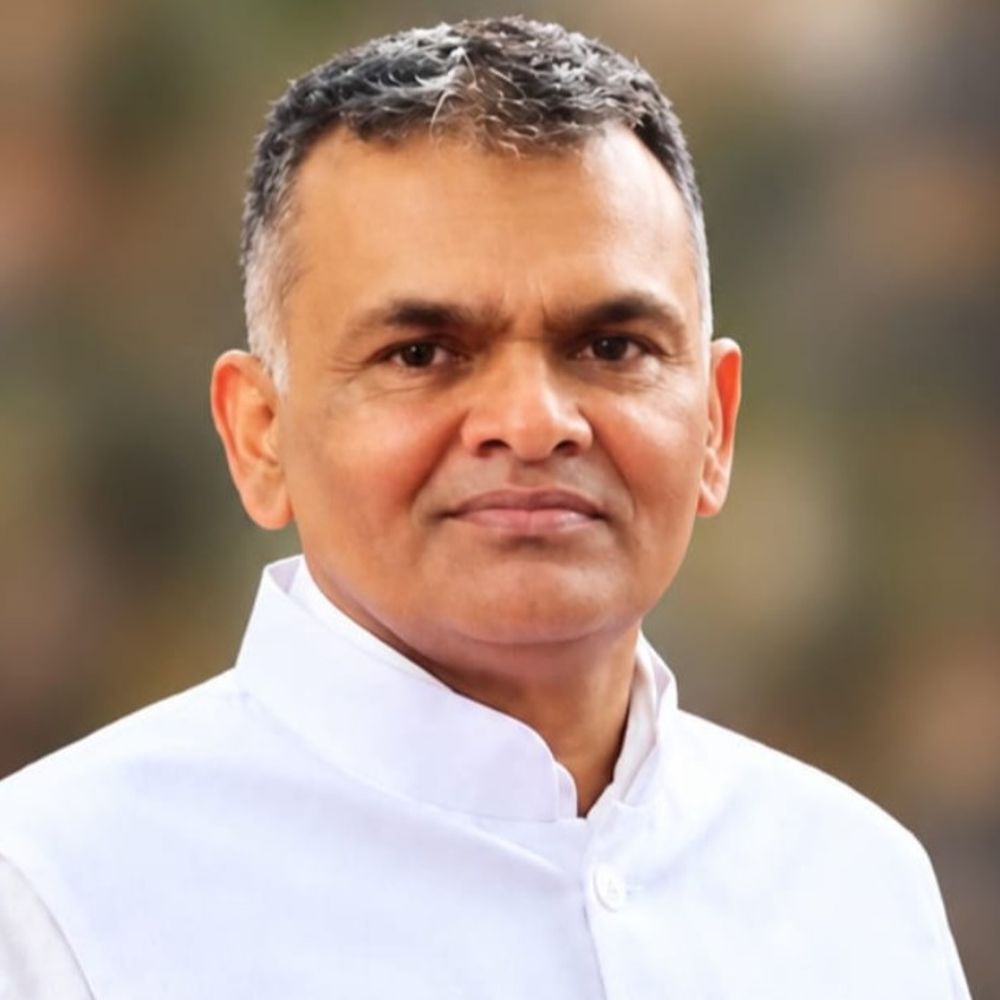 સુરત મનપાના સ્કૂલ બોર્ડના ઇન્ચાર્જ શાસનાધિકારીનું ટૂંકી માંદગી બાદ નિધન:ધર્મેશ પટેલના પરિવારે અંગદાનનો લીધો નિર્ણય, વહીવટી તંત્રમાં ભારે આઘાત