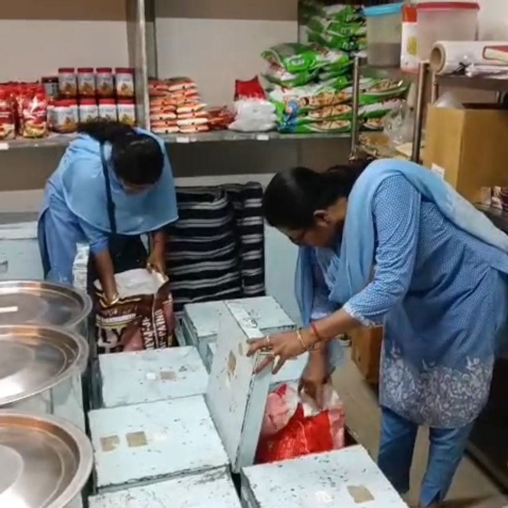 હોસ્ટેલ-કેન્ટીનમાં આરોગ્ય વિભાગની તવાઈ, 200 સ્થળે તપાસ:સુરતની પી.પી. સવાણી હોસ્ટેલની ઘટના બાદ રાજ્યવ્યાપી ડ્રાઈવ, 61ને નોટિસ, 10એ જાતે જ બંધ કરવું પડ્યું
