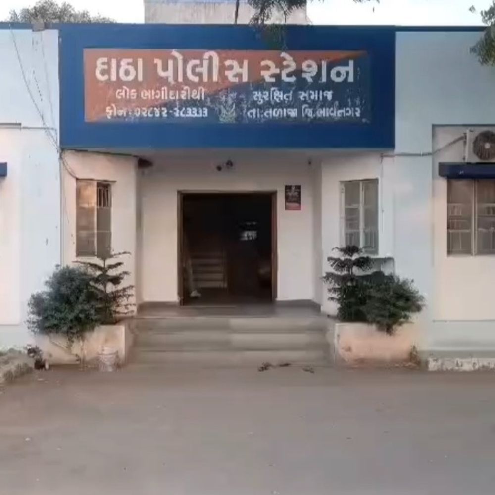 તળાજામાં પૈસાની લેતી-દેતી મામલે યુવક પર હુમલો:ફઈના દીકરાના બાકી નીકળતા પૈસા મામલે બે શખસે પાઇપ-છરીના ઘા ઝીંક્યાં