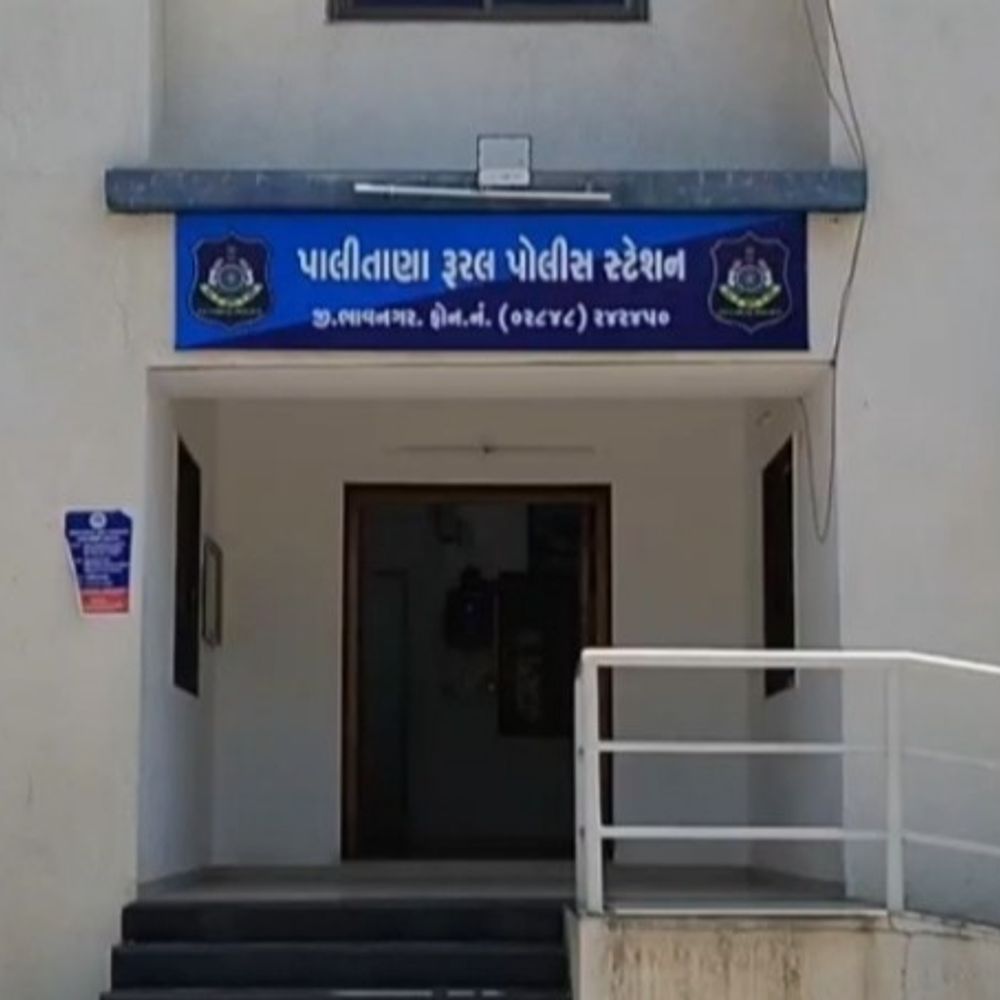 નાનીપાળીયાળી નજીક પીકઅપ અને બાઈક વચ્ચે અકસ્માત:પાલીતાણાથી બાઈક પર ઘરે જઈ રહેલા વૃદ્ધ દંપતિને અડફેટે લીધું, પતિની નજર સામે પત્નીનું મોત