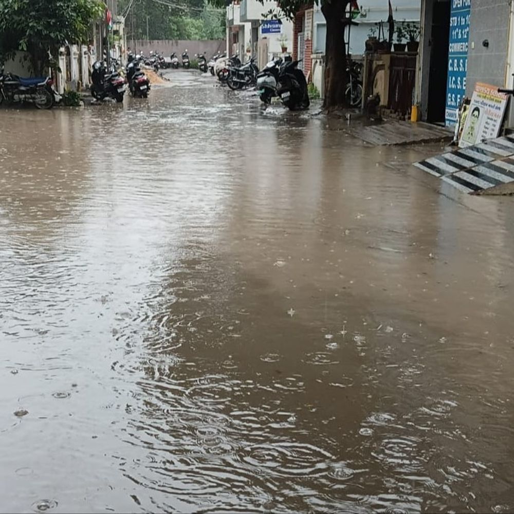 રાજકોટમાં મેઘરાજાની ધમાકેદાર એન્ટ્રી:બપોરે માત્ર એક જ કલાકમાં પોણા બે ઈંચ વરસાદથી નીચાણવાળા વિસ્તારોમાં પાણી ભરાયા, વાતાવરણમાં ઠંડક ફરી વળી