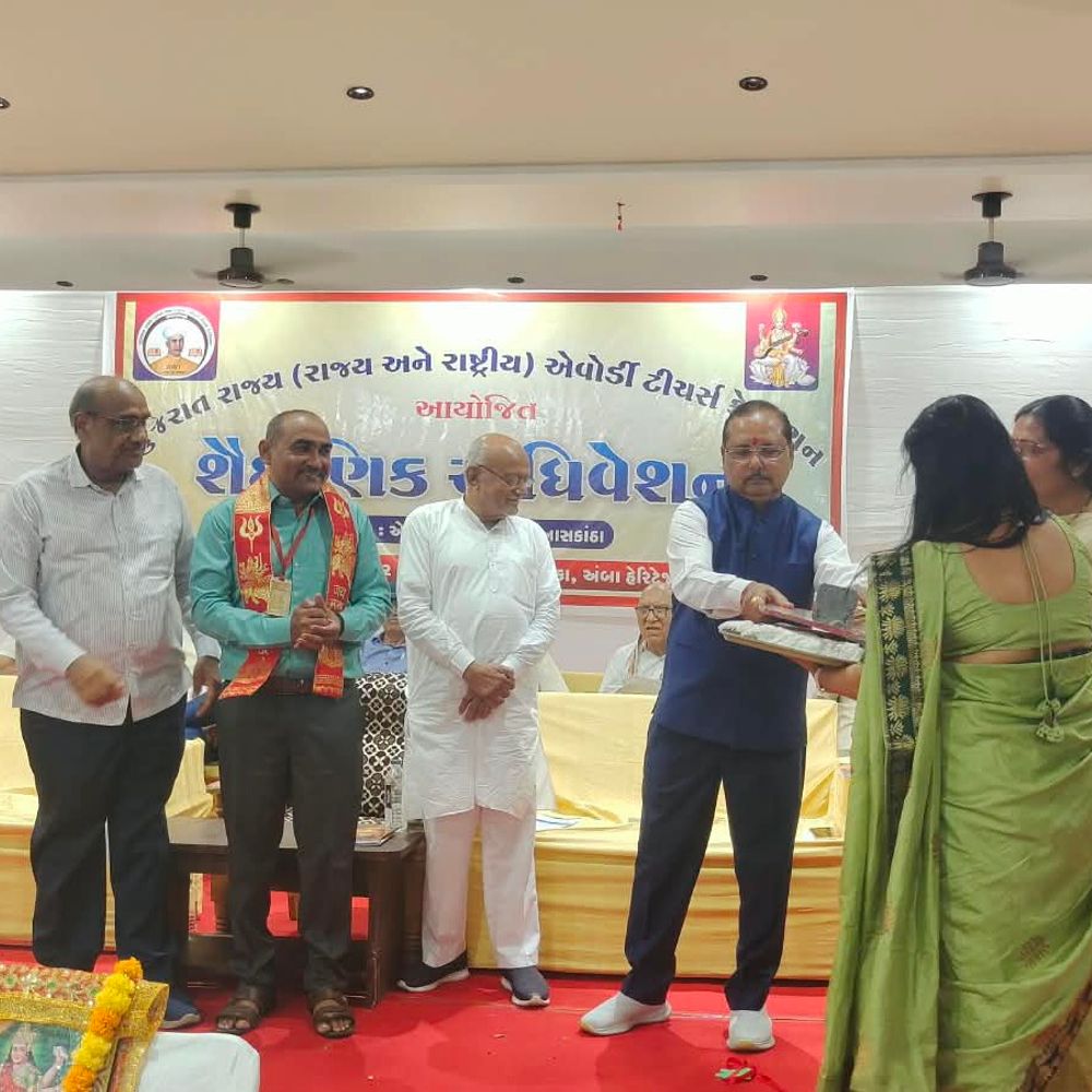બોરીદ્રા શાળાના મુખ્ય શિક્ષક અનિલ ગુરુજીને ‘વિજ્ઞાન સાધના પારિતોષિક’:ગુજરાત રાજ્ય એવોર્ડી ટીચર્સ ફેડરેશન દ્વારા અંબાજીમાં કરાયા સન્માનિત