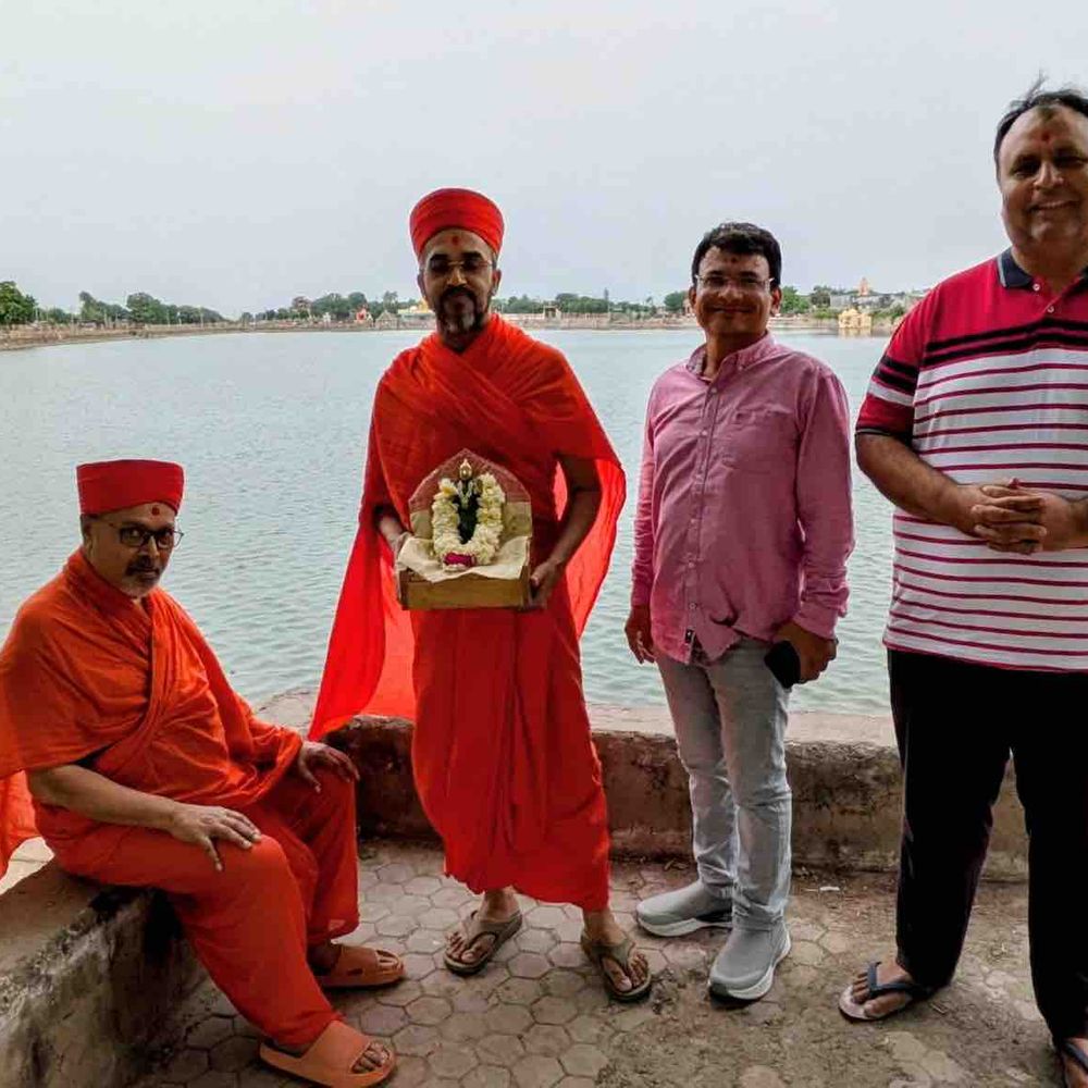 વિરમગામના મુનસર તળાવે સ્વામિનારાયણ ભગવાનનો પુષ્પાભિષેક:કુમકુમ મંદિરના સંતો દ્વારા ભક્તિમય માહોલમાં ધૂન-કીર્તન ગુંજી ઉઠ્યા