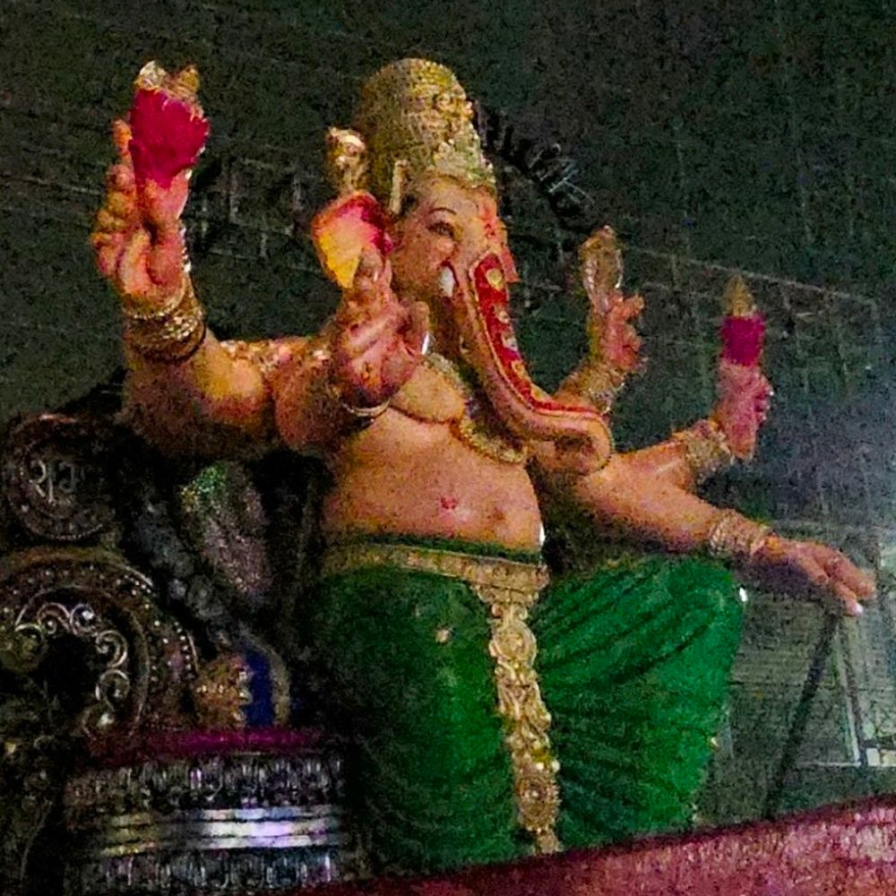 હિંમતનગરમાં પહેલીવાર ગણેશજીના આગમનનો ઉત્સવ ઉજવાયો:પ્રથમ સ્ક્વેર અને દુર્ગા બજાર પાસે લાઈટીંગ-ફટાકડા સાથે વરસાદમાં કરાયું સ્વાગત