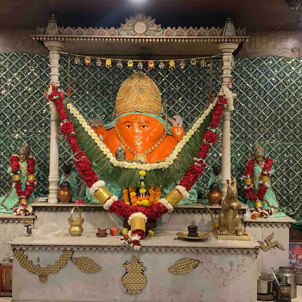જામનગરમાં ગણેશચોથે સપડા સિદ્ધિવિનાયક મંદિરે ભક્તોની ભારે ભીડ:શ્રદ્ધાળુઓ 27 કિલોમીટરની પદયાત્રા કરી દર્શને પહોંચ્યા; મોગલમાતાના મંદિરે કેમ્પમાં લીધો લાભ