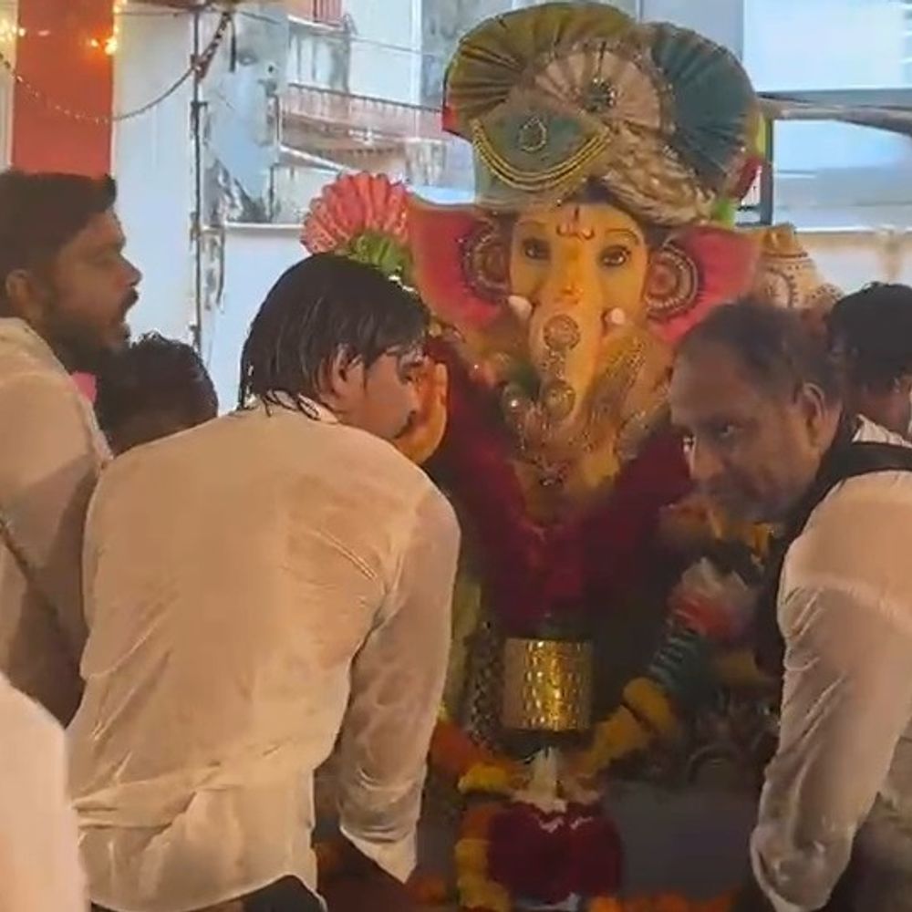 હિંમતનગરમાં વરસાદ વચ્ચે ગણેશજીની શોભાયાત્રા:હરિઓમ સોસાયટીમાં 33મો ગણેશ મહોત્સવ શરૂ, 6 દિવસ આરતી અને સાંસ્કૃતિક કાર્યક્રમો યોજાશે