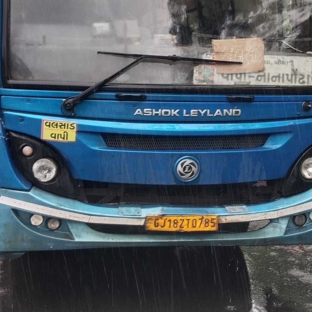 પારડીના ગોઇમા ગામે ST બસ અને એક્ટિવા વચ્ચે અકસ્માત:એક્ટિવા પર નોકરીએ જતા દંપતીને બસે અડફેટે લીધા, 33 વર્ષીય યુવકનું સારવાર દરમિયાન મોત