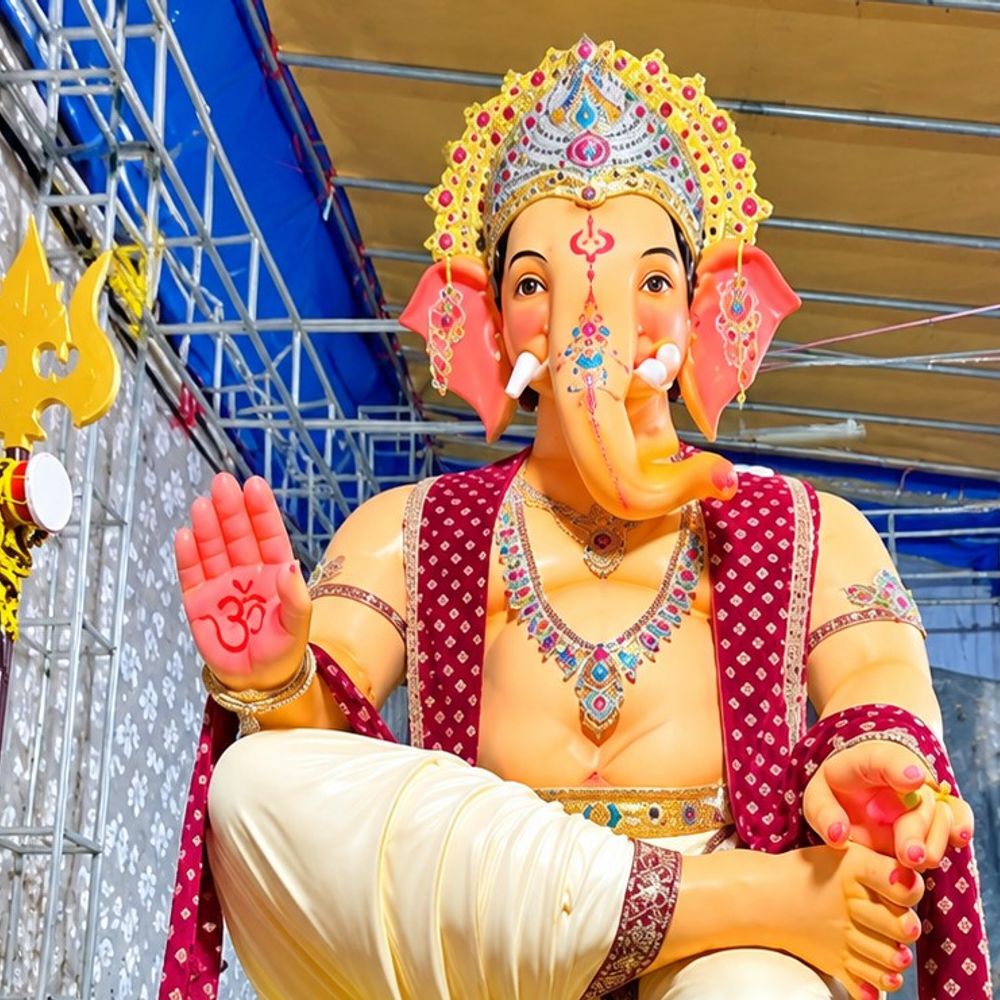 વાદીપરા કા રાજા મંડળના યુવાનોએ બનાવી શ્રીજી પ્રતિમા:30 દિવસની મહેનતથી સુરેન્દ્રનગર શહેરમાં તૈયાર કરાઈ 14 ફૂટ ઊંચી ગણેશજીની વિશાળ પ્રતિમા