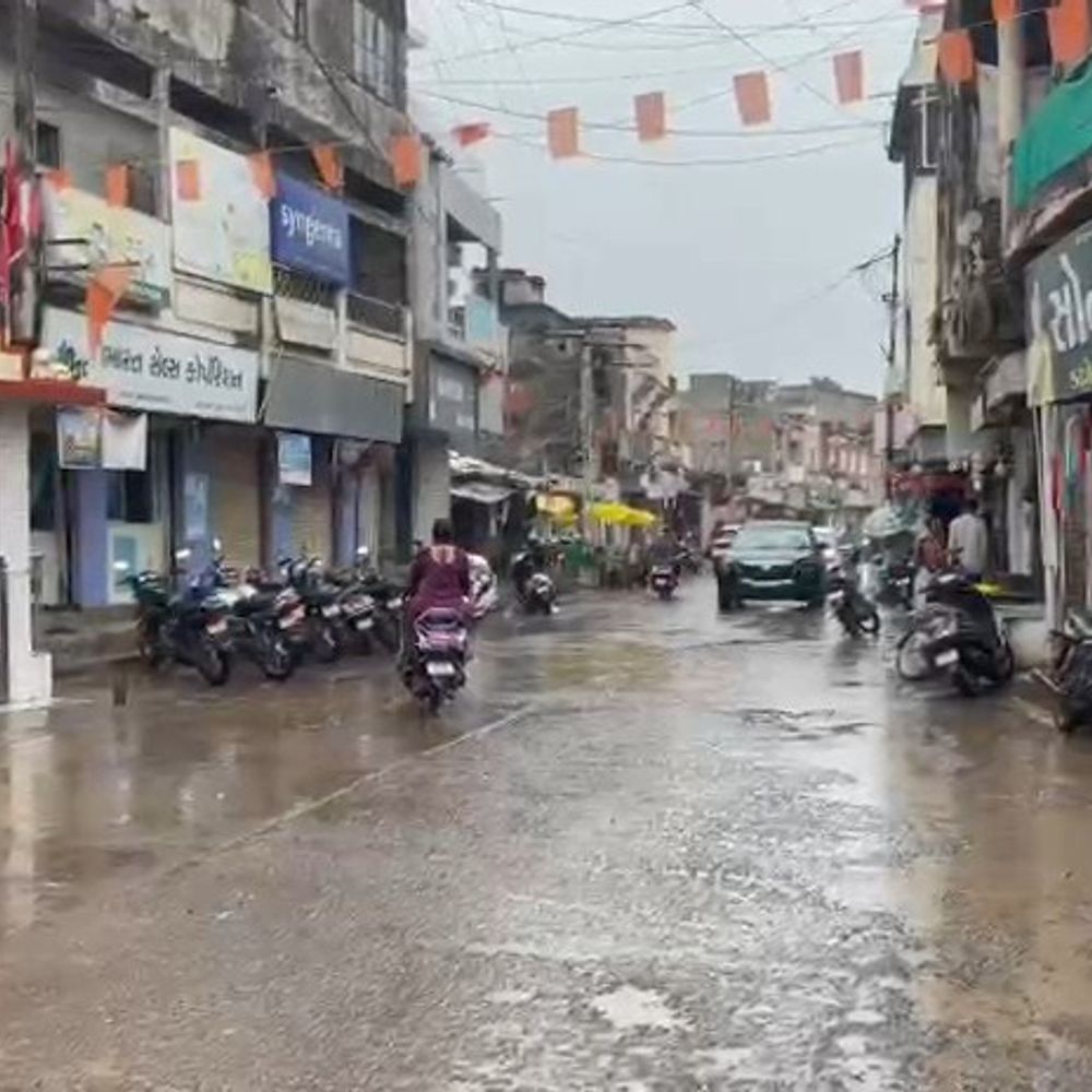 બોટાદ જિલ્લામાં 35 દિવસ બાદ વરસાદ, ખેડૂતોને રાહત:ગઢડા, રાણપુર, બરવાળામાં ઝરમરથી ધીમીધારે વરસાદ, ખેતીના પાકને મળ્યું જીવનદાન