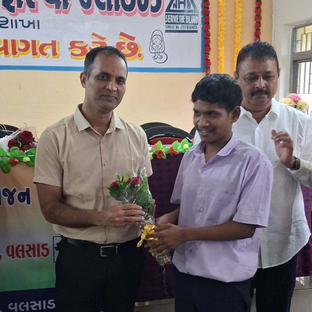વલસાડમાં અખિલ હિન્દ અંધજન ધ્વજ દિનની ઉજવણી:કલેક્ટર નિતિન સાંગવાને બાળકોની સિદ્ધિઓને બિરદાવી પ્રોત્સાહિત કર્યા, દિવ્યાંગ બાળકોનું સન્માન
