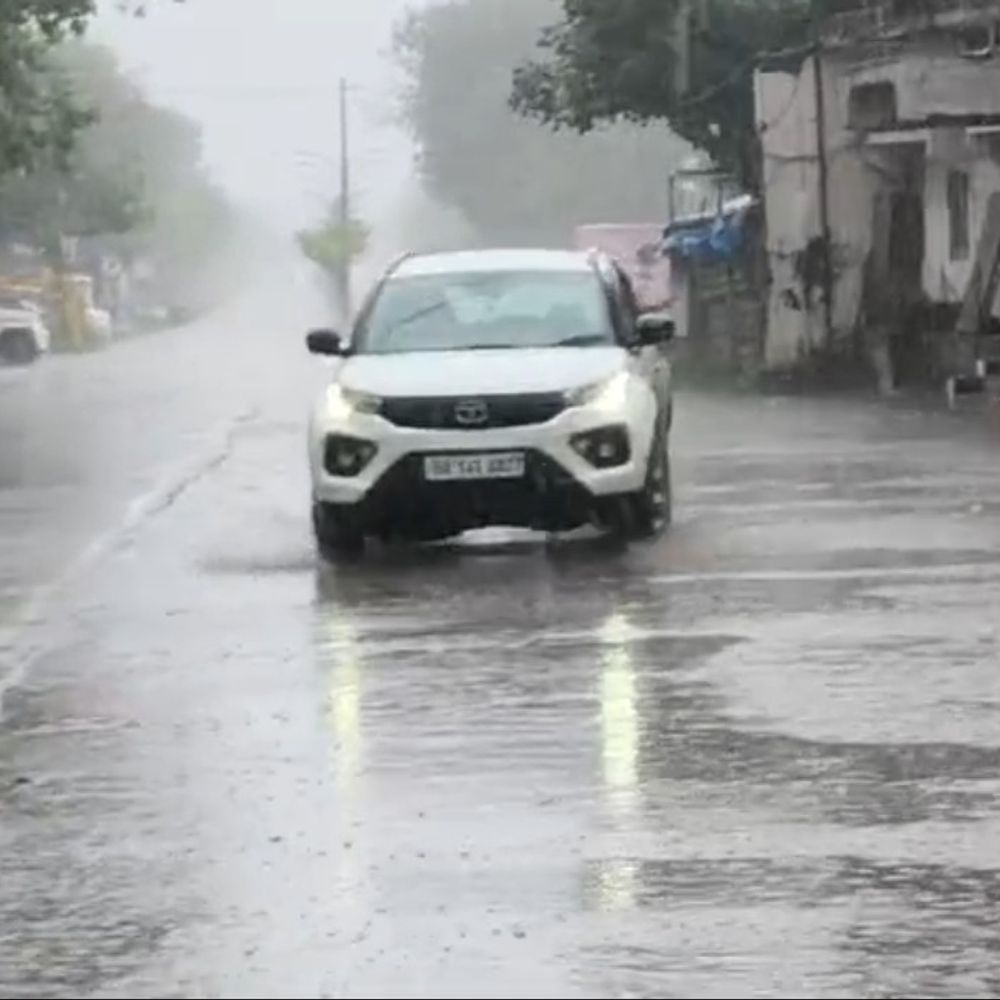 ગીર સોમનાથમાં લાંબા વિરામ બાદ ધોધમાર વરસાદ:રસ્તાઓમાં વરસાદી પાણી વહેતા થયા, મગફળી, કપાસ સહિતના પાકોમાં ફાયદો, ખેડૂતોમાં ખુશી અને વાતાવરણમાં ઠંડક પ્રસરી