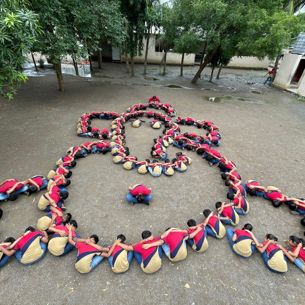 કાલાવડના વિદ્યાર્થીઓએ કલાકૃતિથી ગણેશ ચતુર્થીની ઉજવણી કરી:નિકાવા ગામની કાર્તિક વિદ્યાલયના વિદ્યાર્થીઓની સર્જનાત્મકતા જોઈ લોકો ખુશ થયા