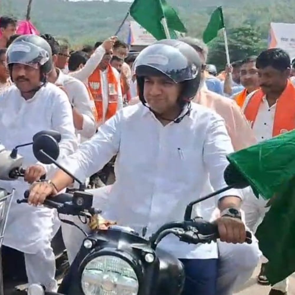 શામળાજીથી વડનગર બાઇક રેલી યોજાઈ:યાત્રાધામ શામળાજીમાં સેવા સંકલ્પ અભિયાન અંતર્ગત મંત્રી પ્રવીણ માળી અને પીસી બરંડાએ પ્રસ્થાન કરાવ્યું