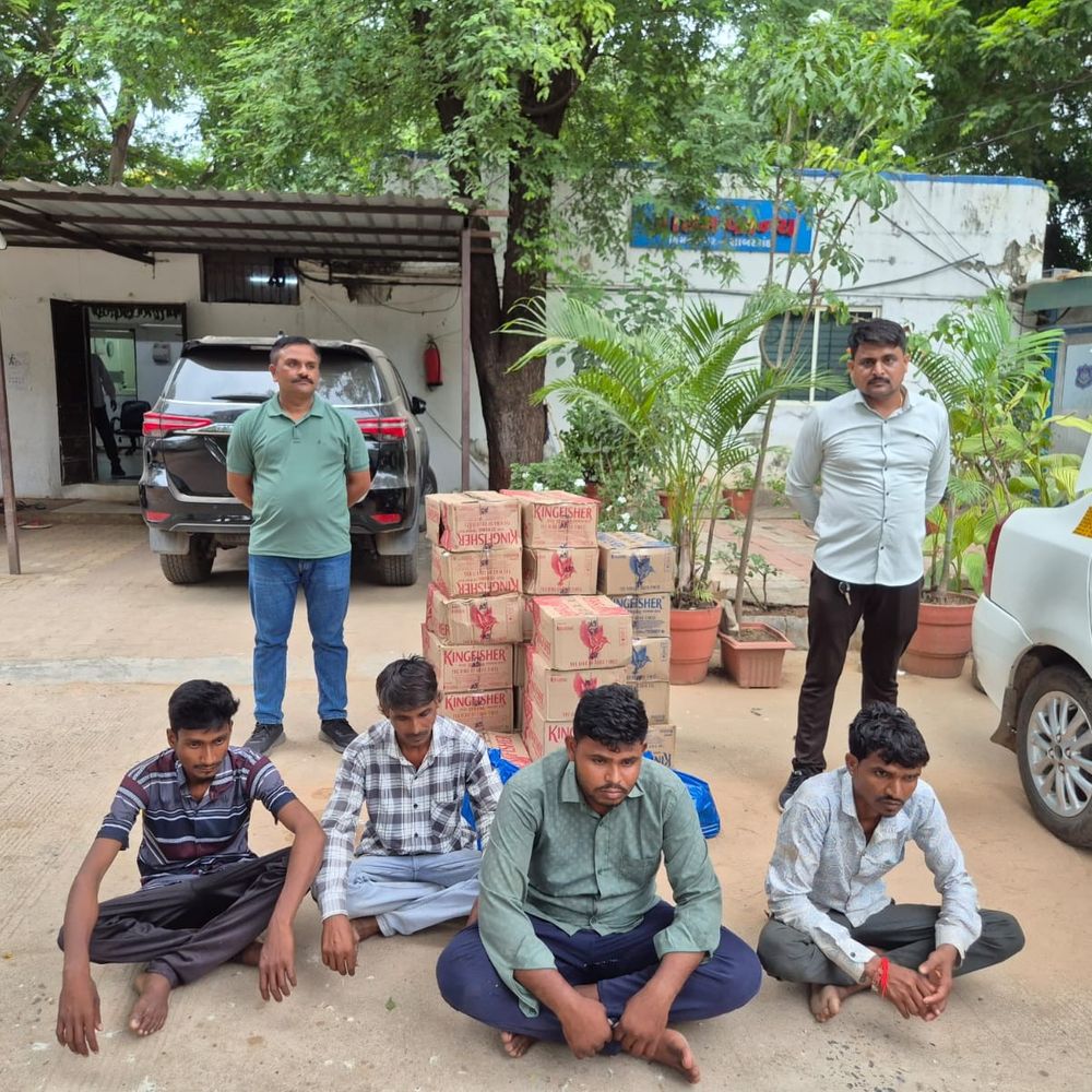 હિંમતનગરમાં બે કારમાંથી રૂ.1.15 લાખનો દારૂ ઝડપાયો:એલસીબીની કાર્યવાહીમાં 4 આરોપી પકડાયા, કુલ રૂ.5.36 લાખનો મુદ્દામાલ જપ્ત