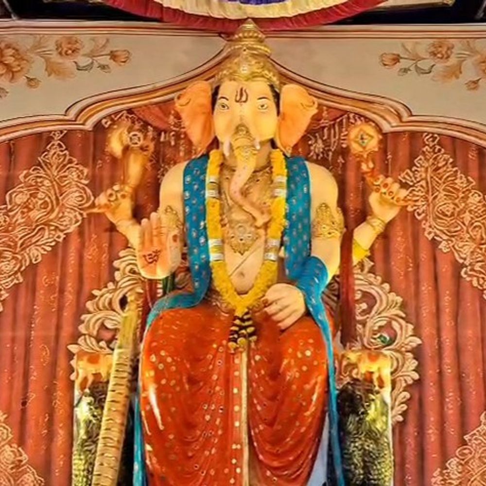 ગિરનારી ગણેશ અને 'અપના ઘર'માં ગણેશ સ્થાપના:જૂનાગઢમાં ગણેશ ઉત્સવની ભવ્ય ઉજવણી: ઝાંસીની રાણી સર્કલ ખાતે ગિરનારી ગણેશજી સ્થાપિત અને 'અપના ઘર'માં 1111 મોદક યજ્ઞ યોજાયો