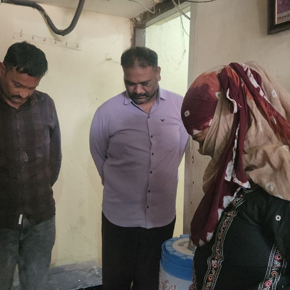 વેપારીને હનીટ્રેપમાં ફસાવી 3 લાખ પડાવ્યા, મહિલા સહિત ત્રણ ઝડપાયા:ફુલસરની મહિલા ફેસબુક ઉપર ફ્રેડશીપ કરી સાળંગપુર ફરવા લઈ ગઈ, ત્યારબાદ ખેલ પાડ્યો