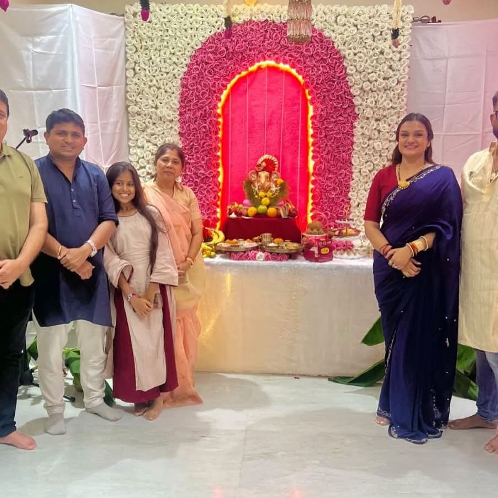 જિલ્લા પંચાયત પ્રમુખ હેતલ પટેલે ગણપતિ બાપાના દર્શન કર્યા:વલસાડમાં વિવિધ ગણેશ પંડાલોમાં દર્શન, સુખ-સમૃદ્ધિ માટે પ્રાર્થના કરી
