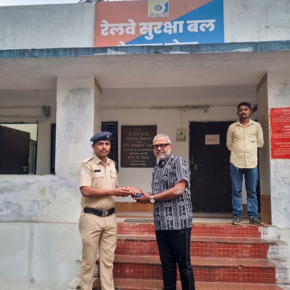 રેલ મદદ એપ પર ફરિયાદ કરતા RPFએ શોધ્યા‎:ટ્રેનમાં મુસાફર રૂા.1.28 લાખના ચશ્મા ભૂલી ગયા