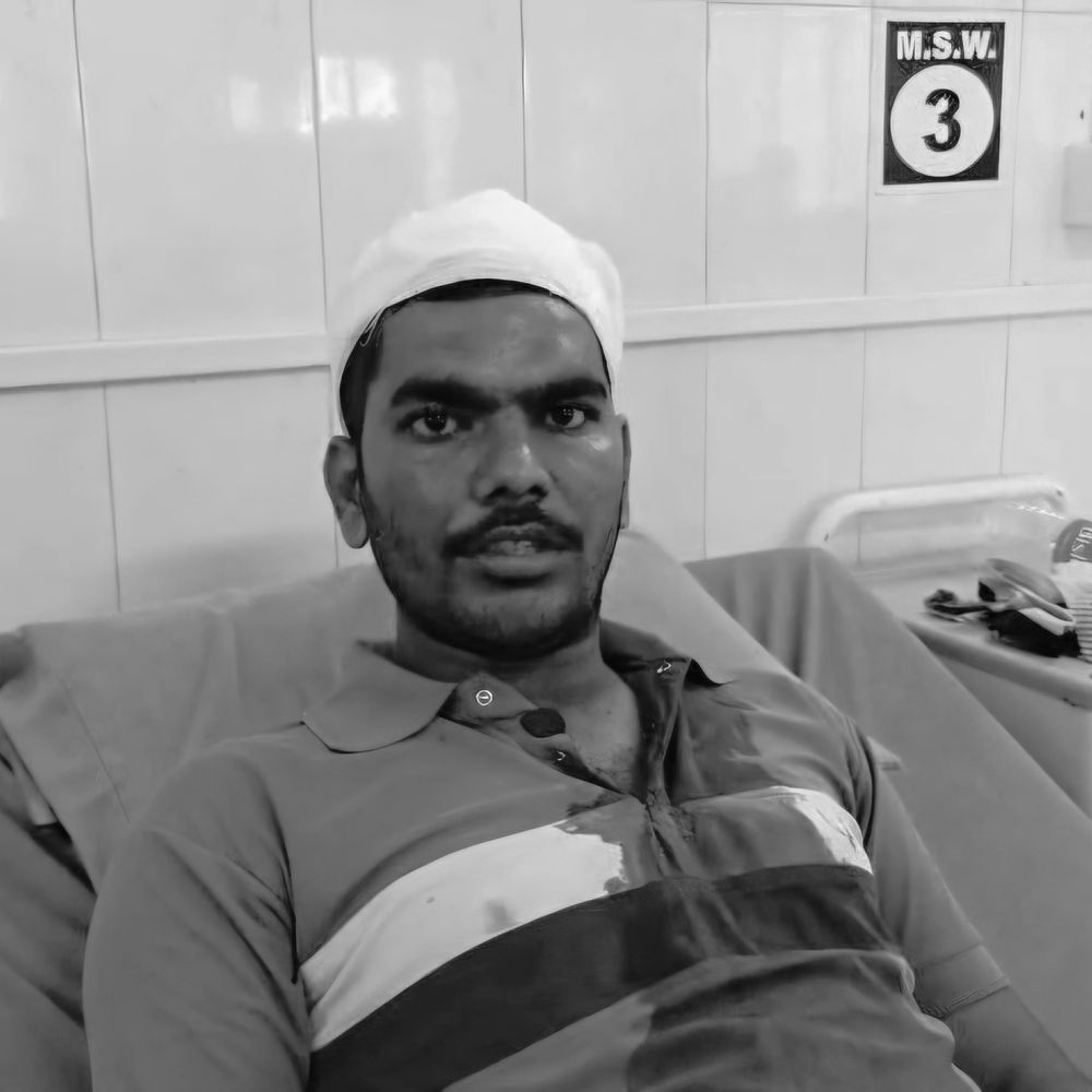 નવસારીમાં પોલીસકર્મી પર જીવલેણ હુમલો:15 દિવસ પહેલા એક યુવકને હુમલાખોરોથી બચાવ્યો હતો; અદાવત રાખી રસ્તા પર આંતરી તલવાર ડંડાથી માર માર્યો